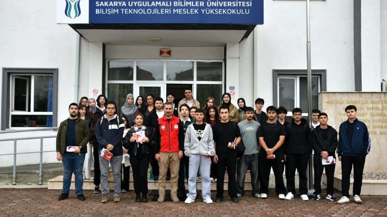 SUBÜ’de gençlere dijital tehlikelere karşı uyarı