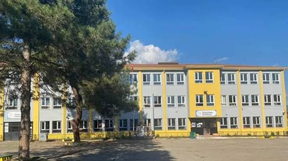 Pamukova’da okulda kavga: Hizmetli darbedildi, öğretmen bayıldı