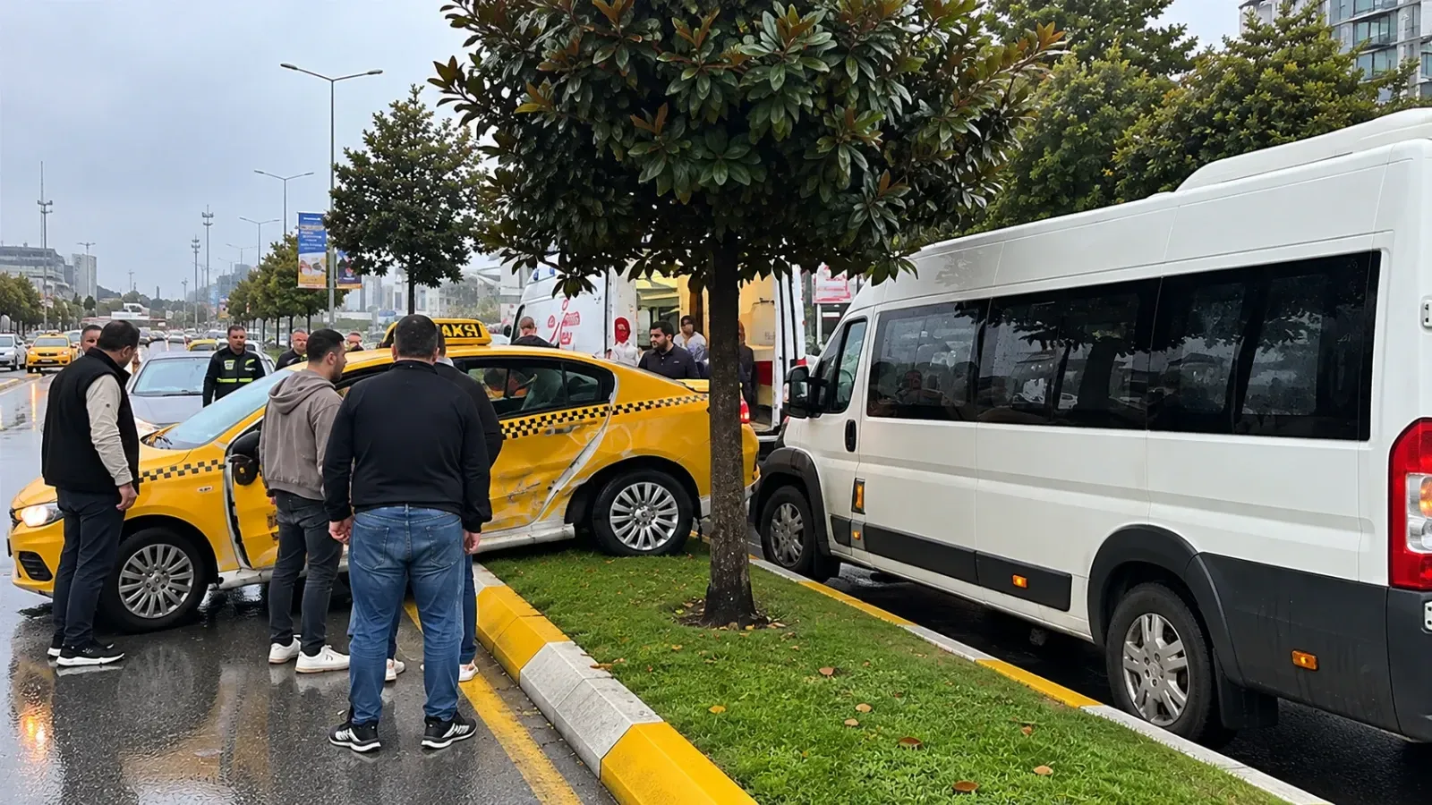 Serdivan’da okul servisi ile taksi çarpıştı!