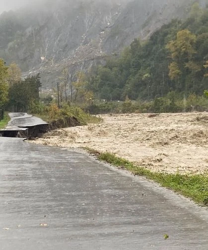 Karapürçek’te Sel Yolu Çökertti: Elektrik Direği Sulara Kapıldı