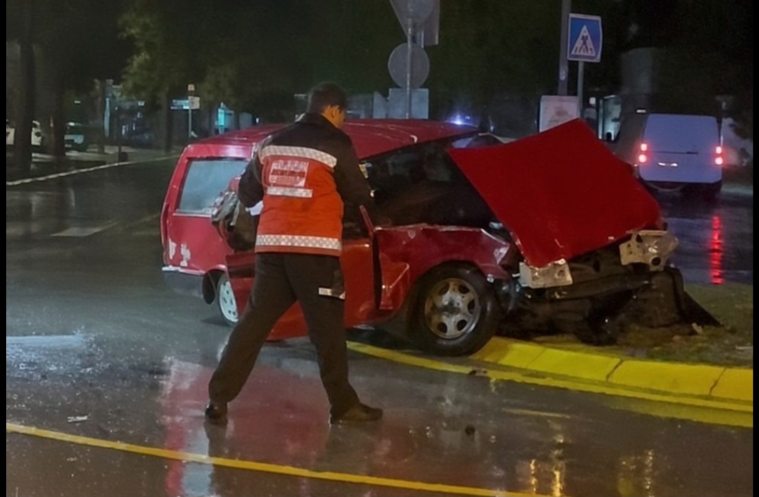 Adapazarı’nda Mercedes ile Tofaş çarpıştı: Otomobil hurdaya döndü