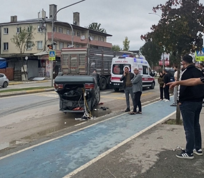 Adapazarı’nda otomobil takla attı: Yaralılar hastaneye kaldırıldı