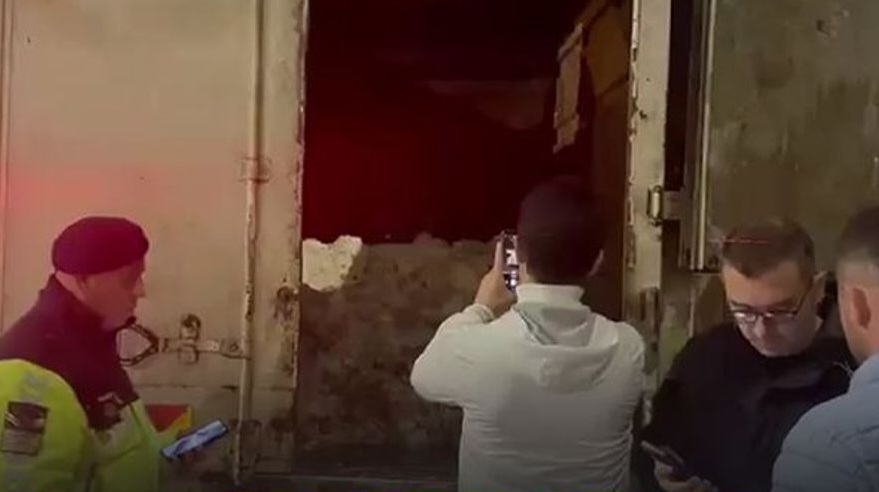 Sakarya’da kamyonetten 1 ton 215 kilo hayvansal iç yağı çıktı