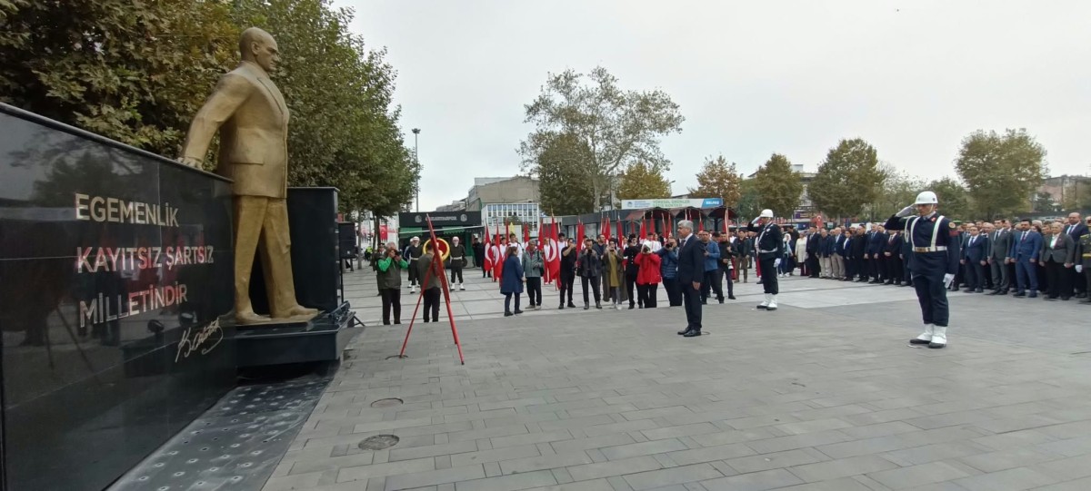 Sakarya’da 29 Ekim Cumhuriyet Bayramı kutlamaları çelenk töreniyle başladı