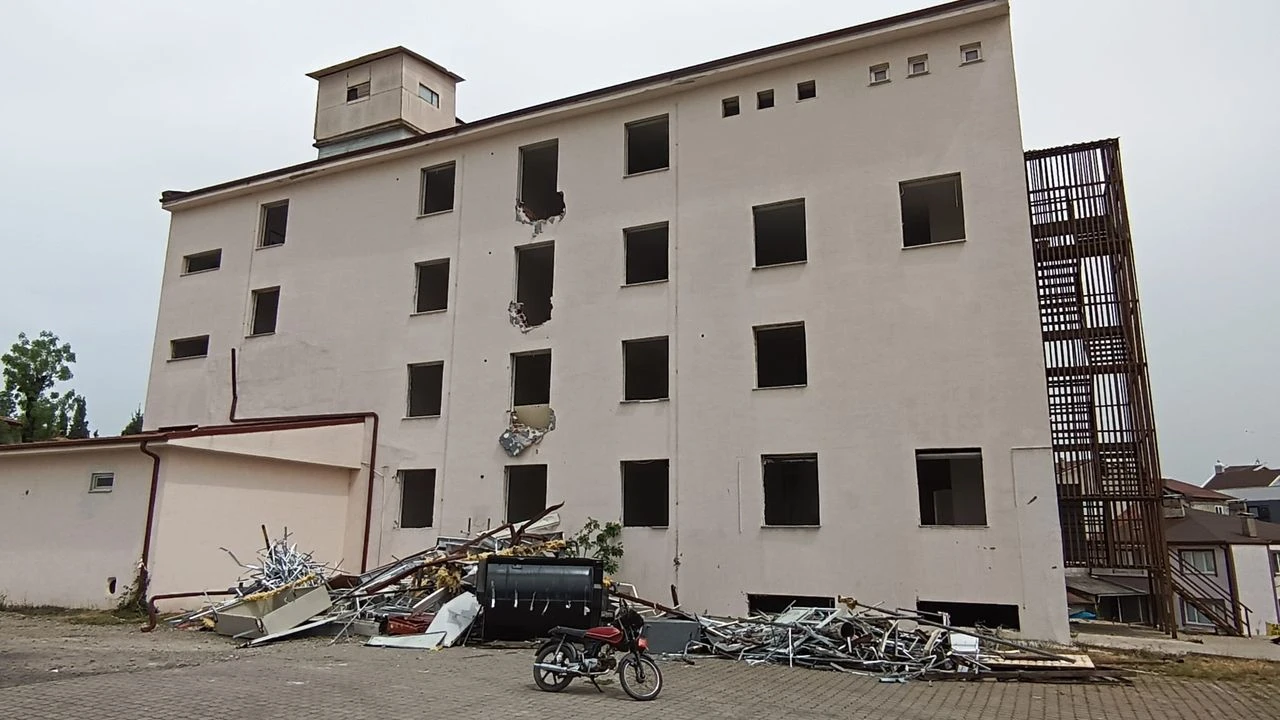 Hendek Devlet Hastanesi'nin eski binası yıkılıyor