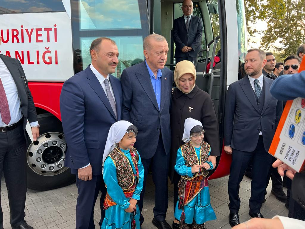 Cumhurbaşkanı Erdoğan’ı Akyazılı çocuklar karşıladı