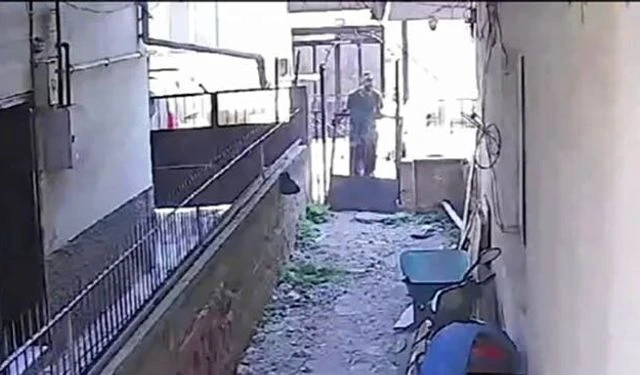 Güpegündüz evin demir kapısını söküp el arabasıyla götürdü