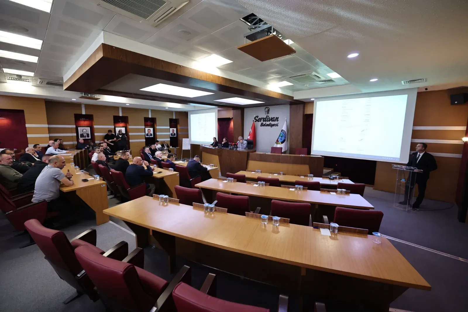 Serdivan Meclisi’nde Yeni Parti grubu salonu terk etti! Çelik’ten dikkat çeken açıklama