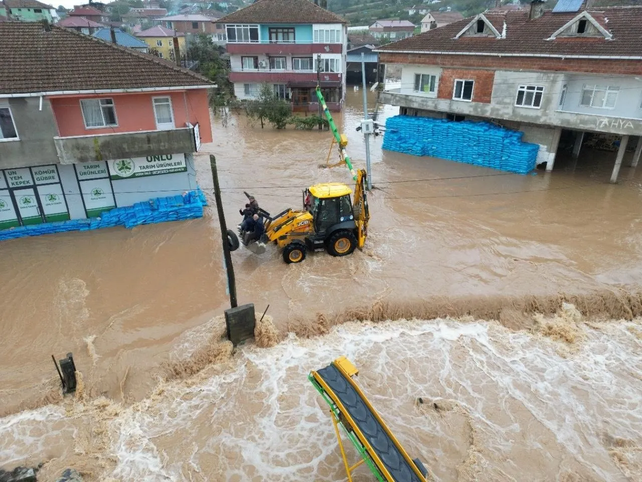 Darıçayırı'nı bir kez daha sel vurdu