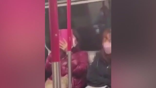 Metroda yetişkin film izleyen kadını camdaki görüntüler ele verdi! Sosyal medyada gündem yaratan ifşa